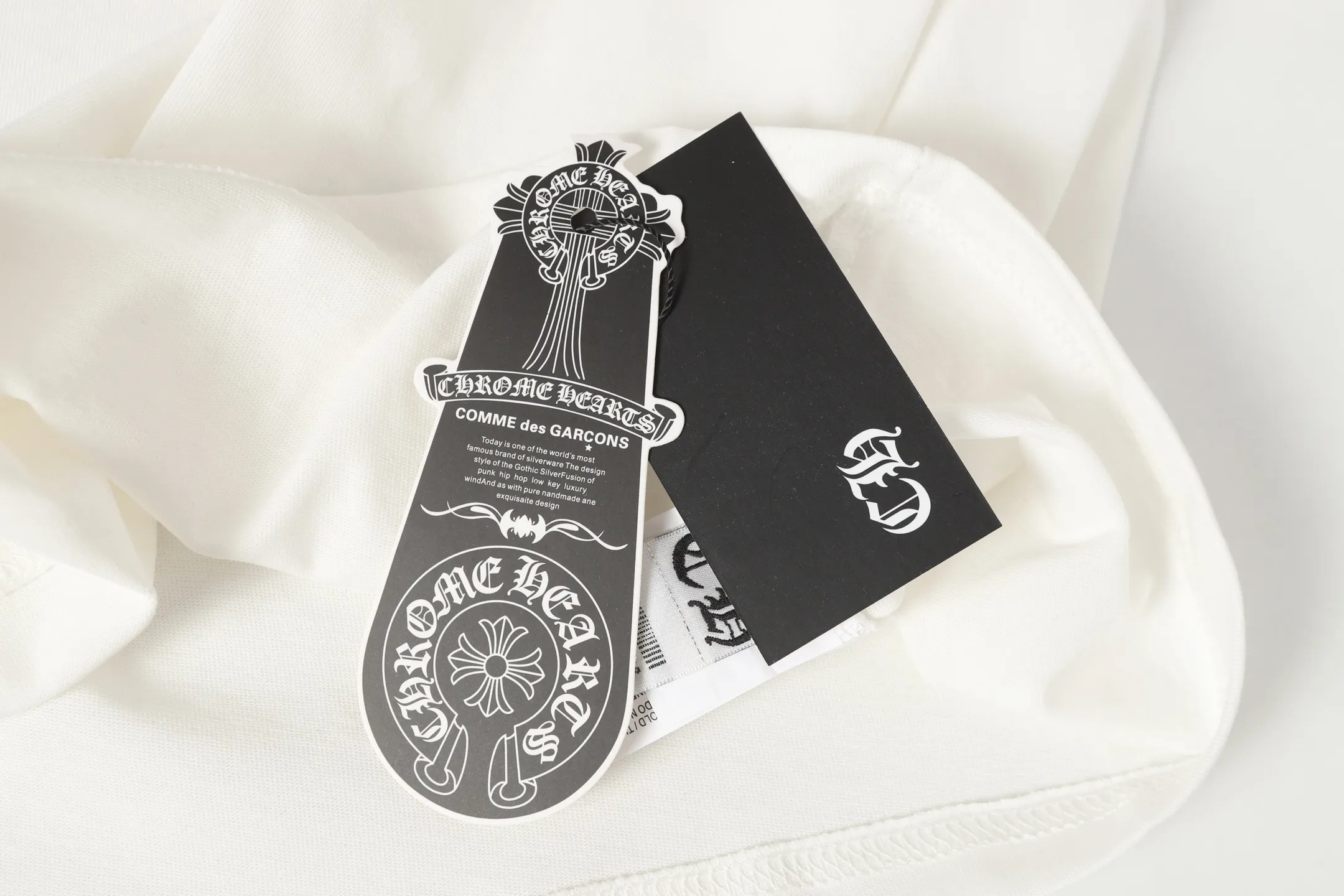 P160 Chrome Hearts CH Chrome Hearts Heavy Industry Horseshoe Sanskrit appliqué embroidered short-sleeved T-shirt. Use imported Tajima machine embroidery. Correct configuration. Black 2025 Chrome Hearts ZP packaging bag. 240 grams of custom-dyed double yarn cotton. Large version. Loose and stylish. Differentiated from low version, slim and long version with upper body and hip pull. 100% commitment: top quality. Not fast food. Highest version on the market. Top quality - different from ordinary versions on the market. If you care about quality. You must also respect the price. Absolutely zero after-sales service. The return rate so far is 0. It’s hard not to love the style. - 240g custom-dyed double yarn fabric. - Correct high-density main mark, washed tag, hand-sewn.